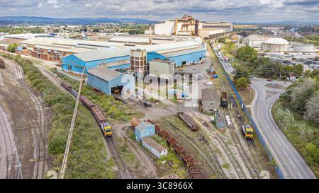 Vue aérienne par drone de Rover Way, Tremorfa, Cardiff, montrant Celsa Steelworks, Steel 7 et East Moors zone industrielle, pays de Galles du Sud, Royaume-Uni : Phillip Roberts Banque D'Images