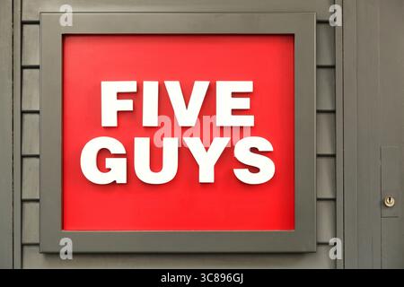 Logo Five Guys sur un mur. Five Guys est une chaîne de restauration rapide multinationale américaine spécialisée dans les hamburgers, les hot-dogs et les frites Banque D'Images
