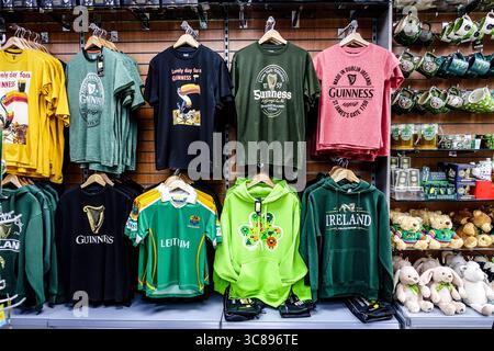Exposition colorée de vêtements souvenirs irlandais, t-shirts Guinness, maillot Leitrim, sweats à capuche et jouets en peluche dans une boutique de tourisme. Carrick-on-Shannon. Banque D'Images