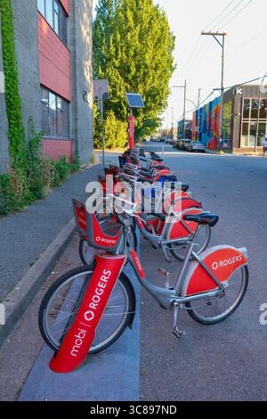 Une rangée de motos communautaires Rogers Mobi à Strathcona, Vancouver, C.-B. Banque D'Images