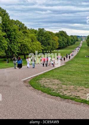 08.03.2025, Windsor, Berkshire, Royaume-Uni : marcheurs sur la longue marche à Windsor dans Great Park par une chaude journée d'été Banque D'Images
