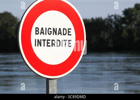 Panneau routier interdit de baignade appelé baignade interdite en langue française Banque D'Images