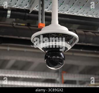 Caméra de sécurité CCTV 360 degrés dans un parking souterrain, Brusels, Belgique 3 août 2025 Banque D'Images