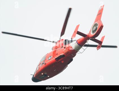 Un dauphin Eurocopter de la Garde côtière plane au-dessus de l'action lors de la régate annuelle de la Coupe Stotesbury. Banque D'Images