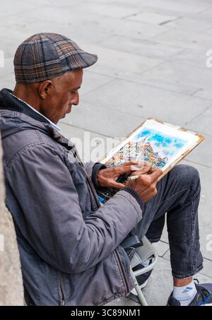 Street Artist Sketch dans la vieille ville de Porto, Portugal Banque D'Images