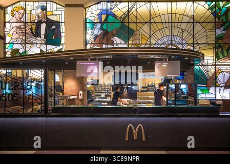 Intérieur de la branche impériale de McDonald avec vitraux Art Déco, Praça da Liberdade 126, Porto, Portugal Banque D'Images