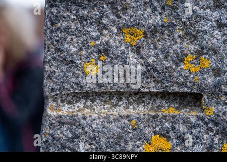 Bloc de granit avec lichen jaune et fente étroite – Macro texture Study Banque D'Images
