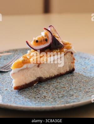 Fabriqué avec une simple croûte de craquelin graham et une garniture de cheesecake, le cheesecake aux fruits de la passion est incroyablement beau Banque D'Images