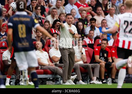 Melvin Boel, entraîneur-chef de Go Ahead Eagles, regarde le match Johan Cruijff Schaal entre le PSV Eindhoven et Go Ahead Eagles au Philips Stadion Banque D'Images