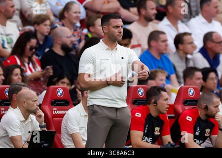 Melvin Boel, entraîneur-chef de Go Ahead Eagles, regarde le match Johan Cruijff Schaal entre le PSV Eindhoven et Go Ahead Eagles au Philips Stadion Banque D'Images