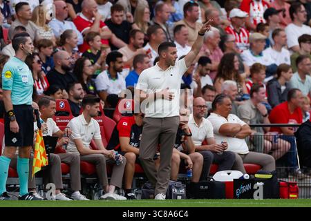 Melvin Boel, entraîneur-chef de Go Ahead Eagles, regarde le match Johan Cruijff Schaal entre le PSV Eindhoven et Go Ahead Eagles au Philips Stadion Banque D'Images