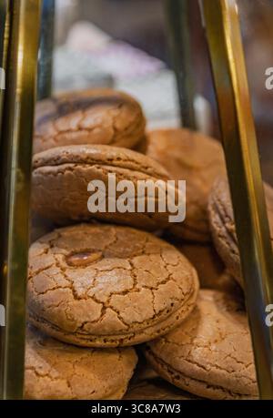Une pile de biscuits aux amandes traditionnels est exposée dans un écrin en laiton vintage et en verre dans une charmante vieille confiserie à Istanbul, en Turquie Banque D'Images