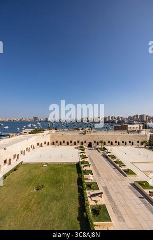 Qaitbay Citadelle, cour et rempart, pointe nord de l'ancienne île de Pharos (maintenant péninsule) de la mer Méditerranée, Alexandrie, Egypte, Afrique du Nord Banque D'Images