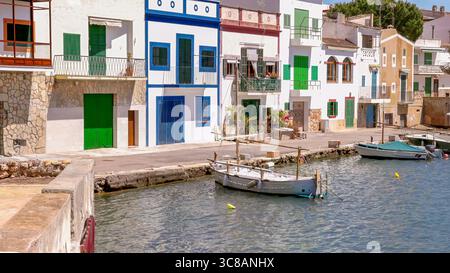 côté vue des bateaux de pêche et des bâtiments colorés à la marina de portocolom Banque D'Images