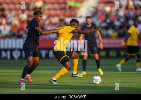 Gérone, ESP. 03 août 2025. GIRONA FC-WOLVERHAMPTON FC août 03, 2025 Solís (22) de Girona FC (à gauche) affronte Marshall Munetsi (5) de Wolverhampton Wanderers FC lors du match entre Girona FC et Wolves correspondant au trophée Costa Brava au stade municipal de Montilivi à Gérone, Espagne. Crédit : Rosdemora/Alamy Live News Banque D'Images