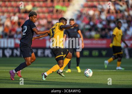 Gérone, ESP. 03 août 2025. GIRONA FC-WOLVERHAMPTON FC août 03, 2025 Solís (22) de Girona FC (à gauche) affronte Marshall Munetsi (5) de Wolverhampton Wanderers FC lors du match entre Girona FC et Wolves correspondant au trophée Costa Brava au stade municipal de Montilivi à Gérone, Espagne. Crédit : Rosdemora/Alamy Live News Banque D'Images