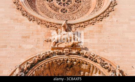 statue sur le devant de la basilique de sant francesc Banque D'Images