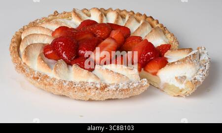 Fraise Pie Cake fond de nature isolé avec chemin de découpage Banque D'Images