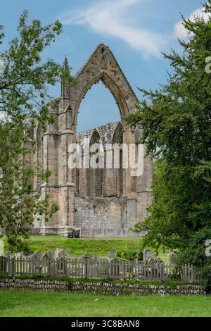 Ruines de l'abbaye de Bolton, près de Skipton, North Yorkshire, Angleterre Banque D'Images