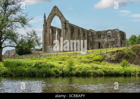 Ruines de l'abbaye de Bolton, près de Skipton, North Yorkshire, Angleterre Banque D'Images