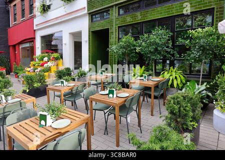Tables extérieures pour un restaurant en été Banque D'Images