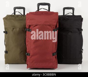 3 sacs de voyage fond de nature isolé avec chemin de clipping Banque D'Images