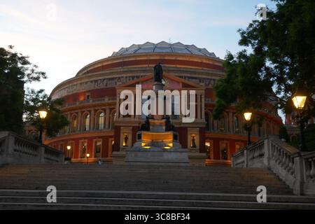 Londres, Angleterre, Royaume-Uni 29 mai 2025 Royal Albert Hall le 29 mai 2025 à Londres, Angleterre, Royaume-Uni. Ce lieu emblématique a eu des concerts live de nombreux artistes, dont Annie Lennox, Kylie Minogue, Andrea Bocelli, Coldplay, Muse, k.d. Lang, David Bowie, Brandi Carlile et Elton John, les Beatles, les Rolling Stones, Jimi Hendrix, Donna Summer, Pink Floyd, Frank Sinatra, Liza Minnelli, The Who, LED Zeppelin, les charpentiers, Bob Dylan, Sting, Eric Clapton, Adele, Jay Z, les tueurs, due Lipa, Gladys Knight, Dame Shirley Bassey, Nicole Scherzinger, et beaucoup d'autres. Pho Banque D'Images