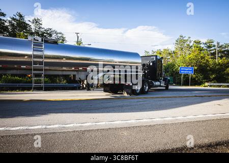 Ochopee, Floride, États-Unis. 3 août 2025. Des camions d'eau entrent dans l'établissement alors que les dirigeants de groupes religieux de tout l'État de Floride se sont rassemblés pour une veillée sur le site du centre de détention nommé ''˜Alligator Alcatraz'' par l'État de Floride pour tenir de l'espace et prier pour les détenus qui ont été touchés par les grèves de la faim et une variété d'autres questions environnementales et de droits humains. (Crédit image : © Dave Decker/ZUMA Press Wire) USAGE ÉDITORIAL SEULEMENT ! Non destiné à UN USAGE commercial ! Banque D'Images