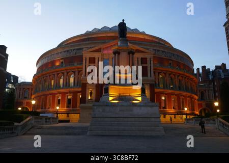 Londres, Angleterre, Royaume-Uni 29 mai 2025 Royal Albert Hall le 29 mai 2025 à Londres, Angleterre, Royaume-Uni. Ce lieu emblématique a eu des concerts live de nombreux artistes, dont Annie Lennox, Kylie Minogue, Andrea Bocelli, Coldplay, Muse, k.d. Lang, David Bowie, Brandi Carlile et Elton John, les Beatles, les Rolling Stones, Jimi Hendrix, Donna Summer, Pink Floyd, Frank Sinatra, Liza Minnelli, The Who, LED Zeppelin, les charpentiers, Bob Dylan, Sting, Eric Clapton, Adele, Jay Z, les tueurs, due Lipa, Gladys Knight, Dame Shirley Bassey, Nicole Scherzinger, et beaucoup d'autres. Pho Banque D'Images