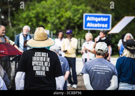 Ochopee, Floride, États-Unis. 3 août 2025. Des groupes religieux de tout l'État de Floride se sont réunis pour une veillée sur le site du centre de détention nommé ''˜Alligator Alcatraz' par l'État de Floride pour tenir un espace et prier pour les détenus qui ont été touchés par les grèves de la faim et une variété d'autres questions environnementales et de droits humains. (Crédit image : © Dave Decker/ZUMA Press Wire) USAGE ÉDITORIAL SEULEMENT ! Non destiné à UN USAGE commercial ! Banque D'Images