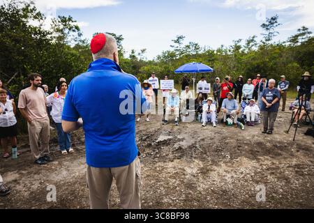 Ochopee, Floride, États-Unis. 3 août 2025. L'activiste juif DURRELL WATKINS parle alors que les dirigeants de groupes religieux de tout l'État de Floride se sont réunis pour une veillée sur le site du centre de détention nommé ''˜Alligator Alcatraz' par l'État de Floride pour tenir un espace et prier pour les détenus qui ont été touchés par les grèves de la faim et une variété d'autres questions environnementales et de droits humains. (Crédit image : © Dave Decker/ZUMA Press Wire) USAGE ÉDITORIAL SEULEMENT ! Non destiné à UN USAGE commercial ! Banque D'Images