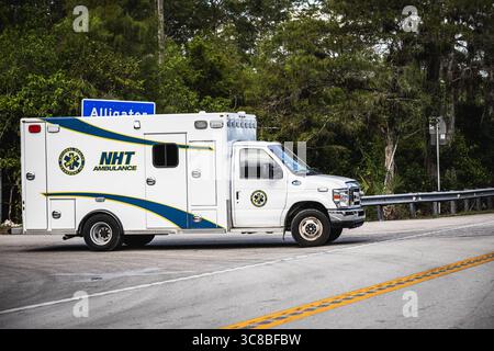 Ochopee, Floride, États-Unis. 3 août 2025. Les ambulances partent alors que les dirigeants de groupes religieux de tout l'État de Floride se sont rassemblés pour une veillée sur le site du centre de détention nommé ''˜Alligator Alcatraz' par l'État de Floride pour tenir un espace et prier pour les détenus qui ont été touchés par les grèves de la faim et une variété d'autres questions environnementales et de droits humains. (Crédit image : © Dave Decker/ZUMA Press Wire) USAGE ÉDITORIAL SEULEMENT ! Non destiné à UN USAGE commercial ! Banque D'Images
