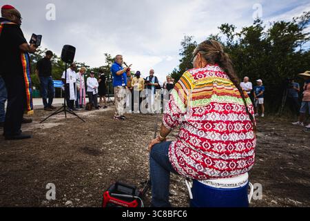 Ochopee, Floride, États-Unis. 3 août 2025. BETTY OSCELOA est assise et en direct alors que les dirigeants de groupes religieux de tout l'État de Floride se sont réunis pour une veillée sur le site du centre de détention nommé ''˜Alligator Alcatraz' par l'État de Floride pour tenir un espace et prier pour les détenus qui ont été touchés par les grèves de la faim et une variété d'autres questions environnementales et de droits humains. (Crédit image : © Dave Decker/ZUMA Press Wire) USAGE ÉDITORIAL SEULEMENT ! Non destiné à UN USAGE commercial ! Banque D'Images