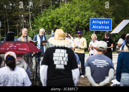 Ochopee, Floride, États-Unis. 3 août 2025. Des groupes religieux de tout l'État de Floride se sont réunis pour une veillée sur le site du centre de détention nommé ''˜Alligator Alcatraz' par l'État de Floride pour tenir un espace et prier pour les détenus qui ont été touchés par les grèves de la faim et une variété d'autres questions environnementales et de droits humains. (Crédit image : © Dave Decker/ZUMA Press Wire) USAGE ÉDITORIAL SEULEMENT ! Non destiné à UN USAGE commercial ! Banque D'Images