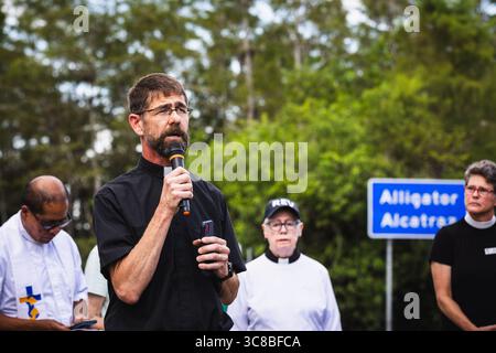 Ochopee, Floride, États-Unis. 3 août 2025. Des groupes religieux de tout l'État de Floride se sont réunis pour une veillée sur le site du centre de détention nommé ''˜Alligator Alcatraz' par l'État de Floride pour tenir un espace et prier pour les détenus qui ont été touchés par les grèves de la faim et une variété d'autres questions environnementales et de droits humains. (Crédit image : © Dave Decker/ZUMA Press Wire) USAGE ÉDITORIAL SEULEMENT ! Non destiné à UN USAGE commercial ! Banque D'Images