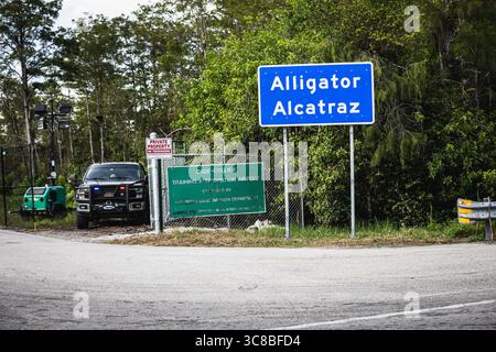Ochopee, Floride, États-Unis. 3 août 2025. L'entrée des facitly comme les leaders de groupes religieux de tout l'État de Floride se sont réunis pour une veillée sur le site du centre de détention nommé ''˜Alligator Alcatraz' par l'État de Floride pour tenir un espace et prier pour les détenus qui ont été touchés par les grèves de la faim et une variété d'autres questions environnementales et de droits humains. (Crédit image : © Dave Decker/ZUMA Press Wire) USAGE ÉDITORIAL SEULEMENT ! Non destiné à UN USAGE commercial ! Banque D'Images