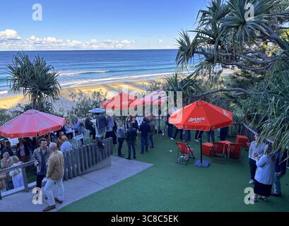 Personnes sur la pelouse donnant sur la plage, Sunshine Beach Surf Club, près de Noosa, Sunshine Coast, Queensland, Australie. Non M. Banque D'Images