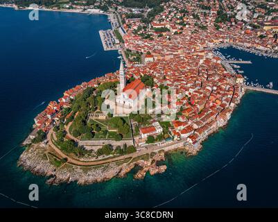 Rovinj, Croatie - vue aérienne de la vieille ville de Rovinj avec l'église d'Euphemia et les toits rouges un matin d'été en Istrie, Croatie par l'ADR Banque D'Images