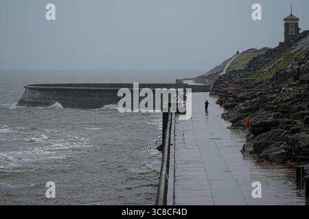 Eaux agitées à côté de la digue le long de la promenade à Blackpool, Lancashire. Les avertissements météorologiques entrent en vigueur et la tempête Floris devrait perturber gravement les transports routiers, aériens et de traversiers, et fermer les ponts. La zone d'alerte couvre l'Écosse, certaines parties de l'Irlande du Nord, le nord du pays de Galles et le nord de l'Angleterre. Date de la photo : lundi 4 août 2025. Banque D'Images