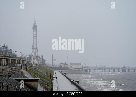 Ciel gris et eaux agitées sur la promenade de Blackpool, dans le Lancashire, devant la tempête Floris. Les avertissements météorologiques entrent en vigueur et la tempête Floris devrait perturber gravement les transports routiers, aériens et de traversiers, et fermer les ponts. La zone d'alerte couvre l'Écosse, certaines parties de l'Irlande du Nord, le nord du pays de Galles et le nord de l'Angleterre. Date de la photo : lundi 4 août 2025. Banque D'Images