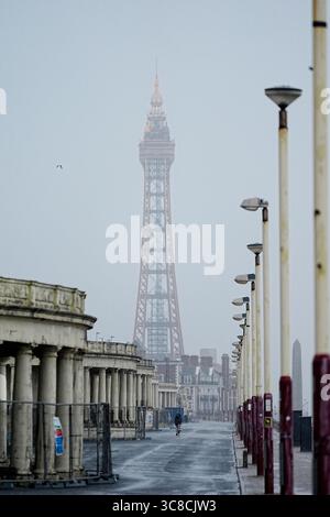 Un ciel gris entoure la tour Blackpool dans le Lancashire, devant la tempête Floris. Les avertissements météorologiques entrent en vigueur et la tempête Floris devrait perturber gravement les transports routiers, aériens et de traversiers, et fermer les ponts. La zone d'alerte couvre l'Écosse, certaines parties de l'Irlande du Nord, le nord du pays de Galles et le nord de l'Angleterre. Date de la photo : lundi 4 août 2025. Banque D'Images