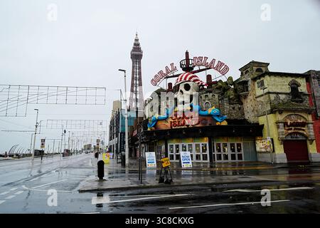Des cieux gris entourent Blackpool Tower et Coral Island à Blackpool, dans le Lancashire, devant la tempête Floris. Les avertissements météorologiques entrent en vigueur et la tempête Floris devrait perturber gravement les transports routiers, aériens et de traversiers, et fermer les ponts. La zone d'alerte couvre l'Écosse, certaines parties de l'Irlande du Nord, le nord du pays de Galles et le nord de l'Angleterre. Date de la photo : lundi 4 août 2025. Banque D'Images
