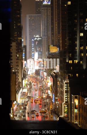 Circulation nocturne et panneaux lumineux dans un Times Square pluvieux, New York City, capturés d'en haut en août 2008. Banque D'Images