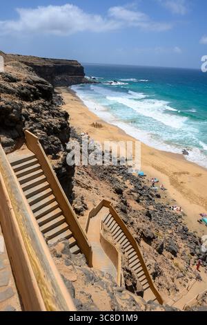 Playa de la Escalera et Playa del Aguila plage à l'extérieur d'El Cotillo sur la côte nord de Fuerteventura, îles Canaries. Banque D'Images