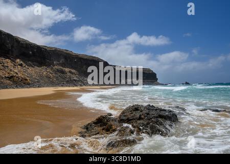 Playa de la Escalera et Playa del Aguila plage à l'extérieur d'El Cotillo sur la côte nord de Fuerteventura, îles Canaries. Banque D'Images