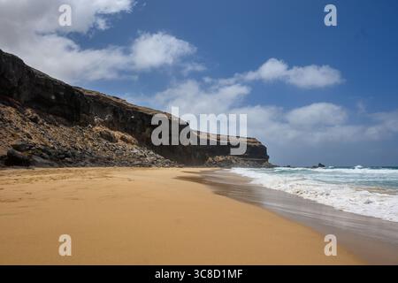Playa de la Escalera et Playa del Aguila plage à l'extérieur d'El Cotillo sur la côte nord de Fuerteventura, îles Canaries. Banque D'Images