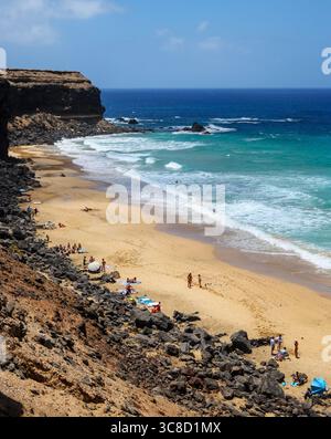Playa de la Escalera et Playa del Aguila plage à l'extérieur d'El Cotillo sur la côte nord de Fuerteventura, îles Canaries. Banque D'Images