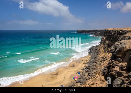 Playa de la Escalera et Playa del Aguila plage à l'extérieur d'El Cotillo sur la côte nord de Fuerteventura, îles Canaries. Banque D'Images