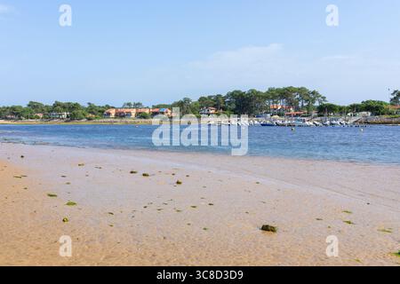 Plage et port de plaisance au courant de Mimizan, une rivière de marée menant au golfe de Gascogne à Mimizan-plage Banque D'Images