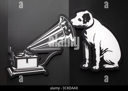 Londres, Royaume-Uni - 9 septembre 2024 : le logo emblématique de HMV sur l'extérieur du magasin HMV sur Oxford Street à Londres, Royaume-Uni. Banque D'Images